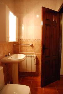 y baño con lavabo y aseo. en alojamiento rural la ermita bubion, en Bubión