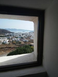 una ventana con vistas a la ciudad en Drougas' Windmill en Plaka Milou