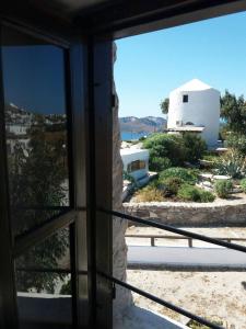 Aussicht aus einem Fenster eines Gebäudes in der Unterkunft Drougas' Windmill in Plaka Milos