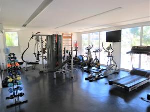 un gimnasio con varias cintas de correr y máquinas cardiovasculares en Beach Living, en Aquiraz