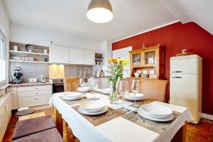 eine Küche mit einem Tisch mit Tellern und Weingläsern in der Unterkunft Ferienwohnung Villa Magnolia in Mainz