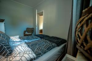 オストルダにあるPrzystań Iのベッドルーム1室(青と白のシーツが備わるベッド1台付)