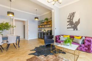 a living room with a purple couch and a table at Köte Haus in Cluj-Napoca