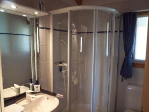 un baño con ducha y lavabo en Chalet Bergkristall, en Rosswald