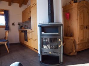 Una cocina o zona de cocina en Chalet Bergkristall