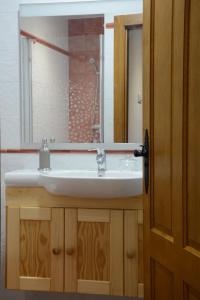 A bathroom at Cal Triquell