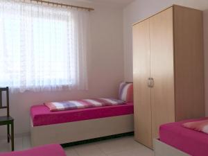 1 dormitorio con 2 camas individuales y ventana en FeWo Gan, en Rust