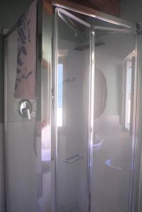 Vasiaにあるcasa albertoのバスルーム(ガラス張りのシャワー、シンク付)