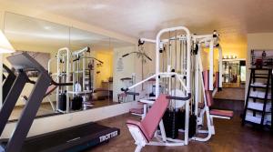 einen Fitnessraum mit mehreren Laufbändern und einem Laufband in der Unterkunft At Home Inn - Fort Pierce in Fort Pierce