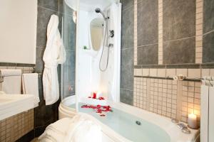 La salle de bains est pourvue d'une baignoire, de toilettes et d'un lavabo. dans l'établissement Hotel Villa Torre Antica, à Atena Lucana