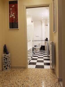 uma casa de banho com piso em xadrez preto e branco em Domus Dea em Veneza