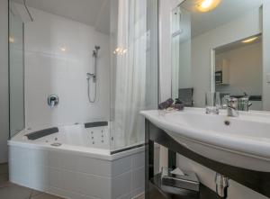 Koupelna v ubytování Bellano Motel Suites + 36 fotografií
