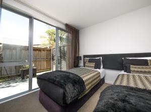 Кровать или кровати в номере Bellano Motel Suites