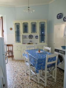 ラディコーファニにあるCasa della piazzaのキッチン(テーブル、青と白のテーブルクロス付)