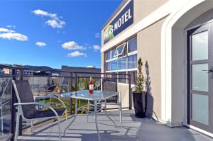 Rõdu või terrass majutusasutuses Dunedin Palms Motel