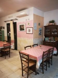 a dining room with a pink table and chairs at Agriturismo Ticci in Seùlo