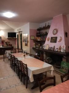jadalnia ze stołem i krzesłami w obiekcie Agriturismo Ticci w mieście Seùlo