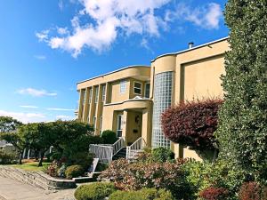 un gran edificio con arbustos y árboles en Star of the Sea guest house, en White Rock