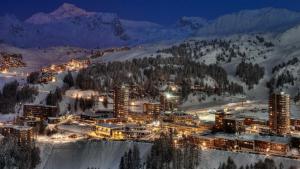 エム・ラ・プラーニュにあるPlagne AIME 2000 Ski Apartmentsの夜の雪に照らされた街