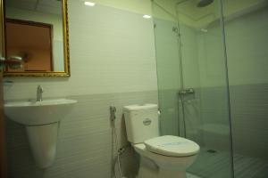 een badkamer met een toilet, een wastafel en een douche bij Huy Hoang 1 Hotel in Ho Chi Minh-stad