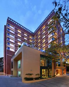 un edificio de hotel con palmeras delante en Welcomhotel by ITC Hotels, Richmond Road, Bengaluru, en Bangalore