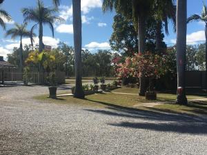 Garden sa labas ng Bororen Motel