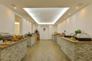 a restaurant with a buffet line with food at Maiers Hotel Parsberg in Parsberg