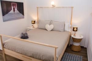 1 dormitorio con 1 cama con almohada cardiaca en Casa Maui, en La Oliva