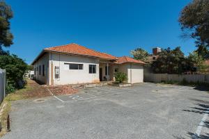 an empty parking lot in front of a house at Victoria Park Lodge in Perth