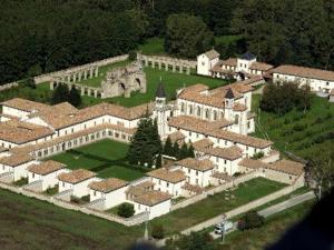 eine Luftansicht eines großen Gebäudes mit einem Hof in der Unterkunft B&B Villa Mery in Mileto