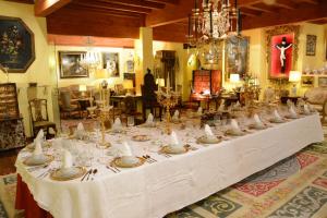 una mesa larga en una habitación con un mantel blanco en Hotel la Fundacion, en Bretún