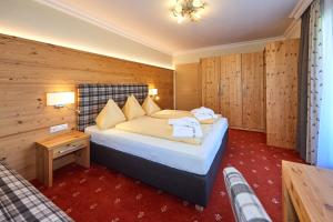 Rúm í herbergi á Hotel Jagdhof