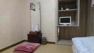 TV a/nebo společenská místnost v ubytování Asakusa Ryokan Toukaisou