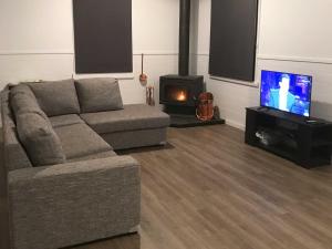 TV a/nebo společenská místnost v ubytování Derby Digs Cottage