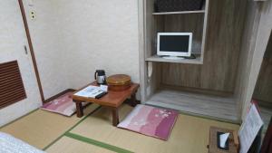a room with a desk and a bed at Asakusa Ryokan Toukaisou in Tokyo