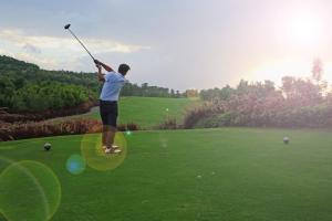 Oxford Golf Resort في بيون: رجل يتأرجح في ملعب للجولف