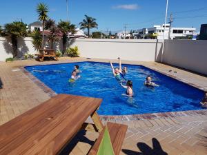Bazén v ubytování Bay Palm Motel nebo v jeho okolí