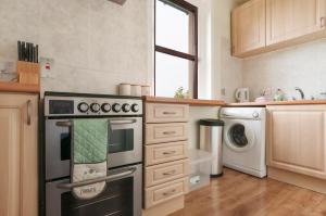 Η κουζίνα ή μικρή κουζίνα στο M9 Falkirk Apartment