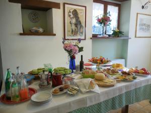 een tafel met een buffet met eten erop bij Agriturismo La Caputa in Urbania