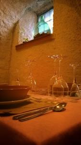 un grupo de copas de vino sentado en una mesa en New Arcobaleno Ossegna en Maissana