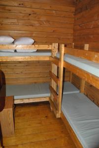 Zimmer mit 3 Etagenbetten in einer Hütte in der Unterkunft Robin Hill Camping Resort Two-Bedroom Cottage 6 in Lenhartsville