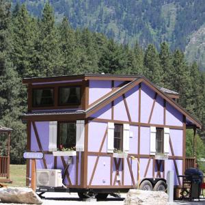 uma pequena casa sobre rodas estacionada num campo em Leavenworth Camping Resort Tiny House Hanna em Leavenworth