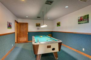 Billardbord på Colorado River Camping Resort Wheelchair Accessible Cabin 4