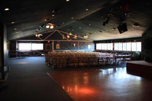 una grande stanza con tavoli e sedie in un edificio di Circle M Camping Resort 24 ft. Yurt 2 a Lancaster
