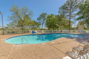 Swimmingpoolen hos eller tæt på Colorado River Camping Resort Wheelchair Accessible Cabin 4