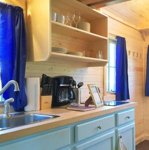 a kitchen with a sink and a counter top at Leavenworth Camping Resort Tiny House Belle in Leavenworth