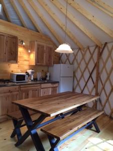 uma mesa de madeira numa cozinha num camarote em Circle M Camping Resort 24 ft. Yurt 2 em Lancaster