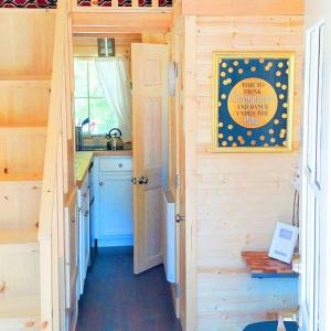une petite cuisine avec évier et comptoir dans l'établissement Leavenworth Camping Resort Tiny House Hanna, à Leavenworth