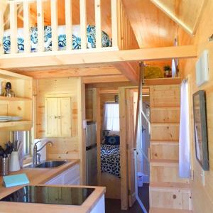 Kuchyň nebo kuchyňský kout v ubytování Leavenworth Camping Resort Tiny House Adeline