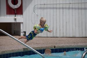 Gæster der bor på Colorado River Camping Resort Wheelchair Accessible Cabin 4 + 5 billeder